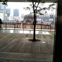 東京駅・丸の内駅舎が見える5Fテラス