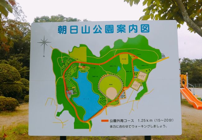 (朝日山公園)　池の回りは周回の散策路