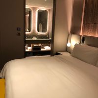 バスルーム方向です。シンクはダブルです。