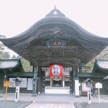 同じく総欅造りの唐門