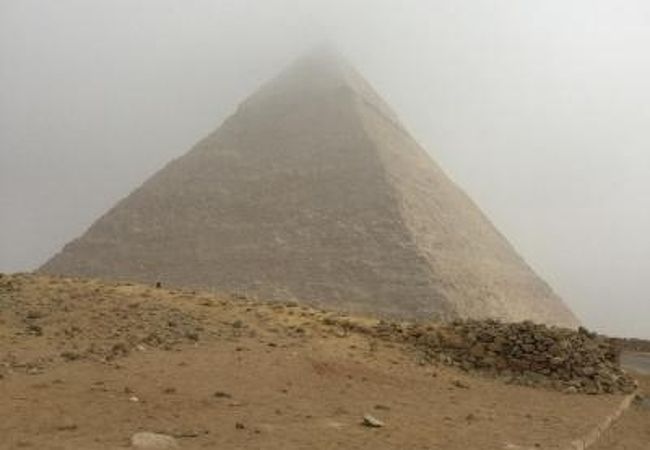 ギザの3大ピラミッドと言うが2墓に比べて半分以下の高さです