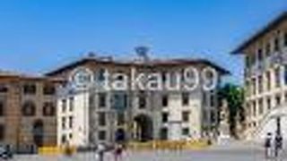 ファサードの上部の鐘のすぐ下に時計が飾られています。