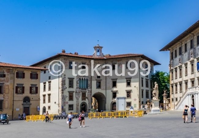 ファサードの上部の鐘のすぐ下に時計が飾られています。