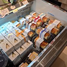 ロールケーキは冷凍状態で売られてます