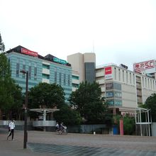 センター南駅を出ると目の前です