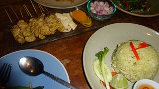 スクンビットの喧騒を離れて、お食事とお買い物を楽しめます♪