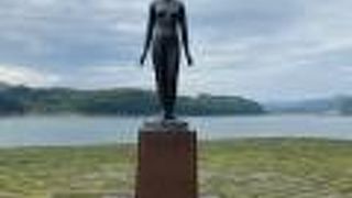 御所湖とシオンの像♪