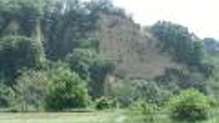 東京サマーランドの観覧車と岩を一緒に写真に撮りましょう