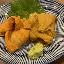 バフンウニ(オレンジ色)とムラサキウニの食べ比べ