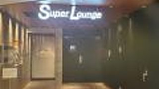 飛行機も見える広いカードラウンジ