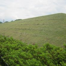 見事に復元された巨大な土塁の様子