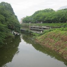 お堀のすぐ傍を走行するJRとのコラボ風景の一例