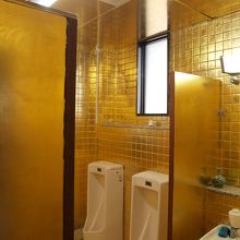 金箔トイレ！！、なんと用を足すこともできます