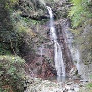 『閑定の滝』；国道からすぐのところにあるお手軽滝・その割には秘境感があります