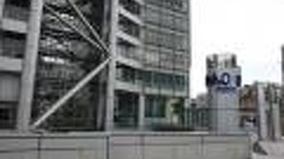 駅に直結の近代的ビルのモール