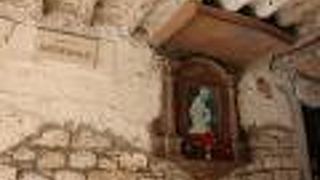 通り抜けできるアーチには聖母子の絵が