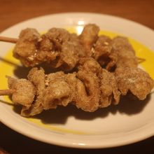 名物「伝串」。鶏皮のようです