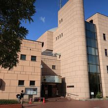 子どもを迎える雰囲気にあふれた建物だ