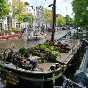 住宅難解消のカギ。アムステルダムの運河に浮かぶ「ハウスボート」