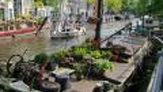 住宅難解消のカギ。アムステルダムの運河に浮かぶ「ハウスボート」