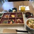 朝ごはんはバイキングではないが
