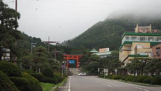山頂付近に雲がある