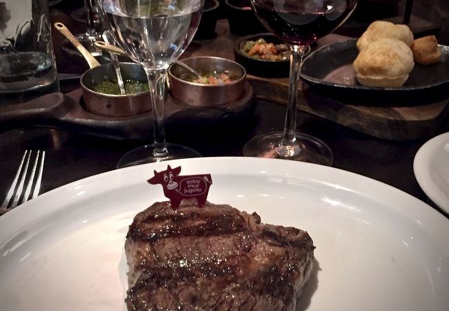 ブエノスで一番うまいと言われる「アルゼンチン牛肉（ステーキ）」の店の１つです。設備よし、雰囲気よし、対応よし（カバーニャ・ラス・リラス／ブエノスアイレス／アルゼンチン）