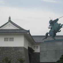 復元された二ノ丸東大手門を背後に配して…