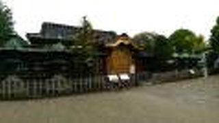 金色の門があまりにもきらびやか