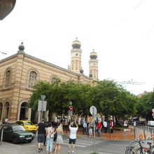 通常の教会と比べると塔がユニーク