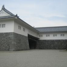 美しく復元された門構えの様子の一例