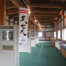 門内部の展示室内の様子