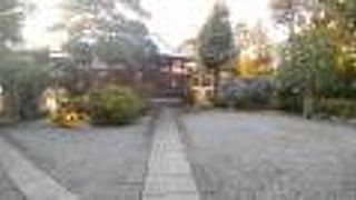 よく手入れされた植木と建物の調和がとってもきれい