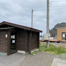 バス停前のトイレ