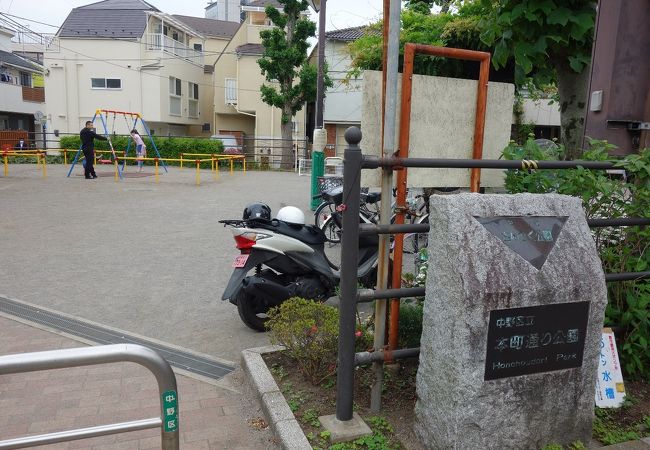 住宅地にある三角形の公園