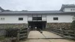 左右対称に櫓があります