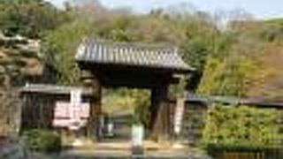 城山の南口に位置する門