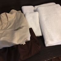 お部屋にバスタオルとタオル，お部屋着があります。