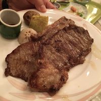 ステーキは３種類のソースがあります。