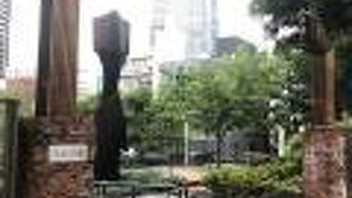 外苑東通りと乃木坂に面した公園