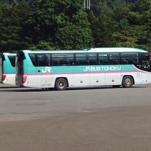 東北新幹線カラーの塗装です。