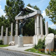 両手を広げた天使像？とゲート