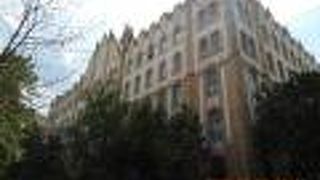 自由広場の東の建物