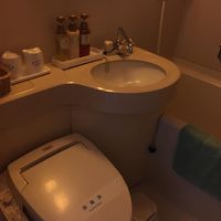 部屋トイレはユニットバスで狭め。