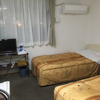 通されたツインルーム。寝るだけなら十分。