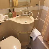 ユニットバスは狭くウォシュレット無。
