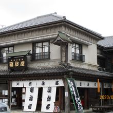 お店の外観も内部も重厚感があって素敵です