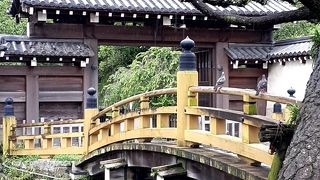 お城を中心とした緑の多い大きな公園。