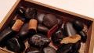 シックなバーと落ち着いたレストラン