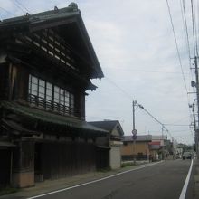 反対側から正面越しに旧羽州街道を望むとこんな感じ。